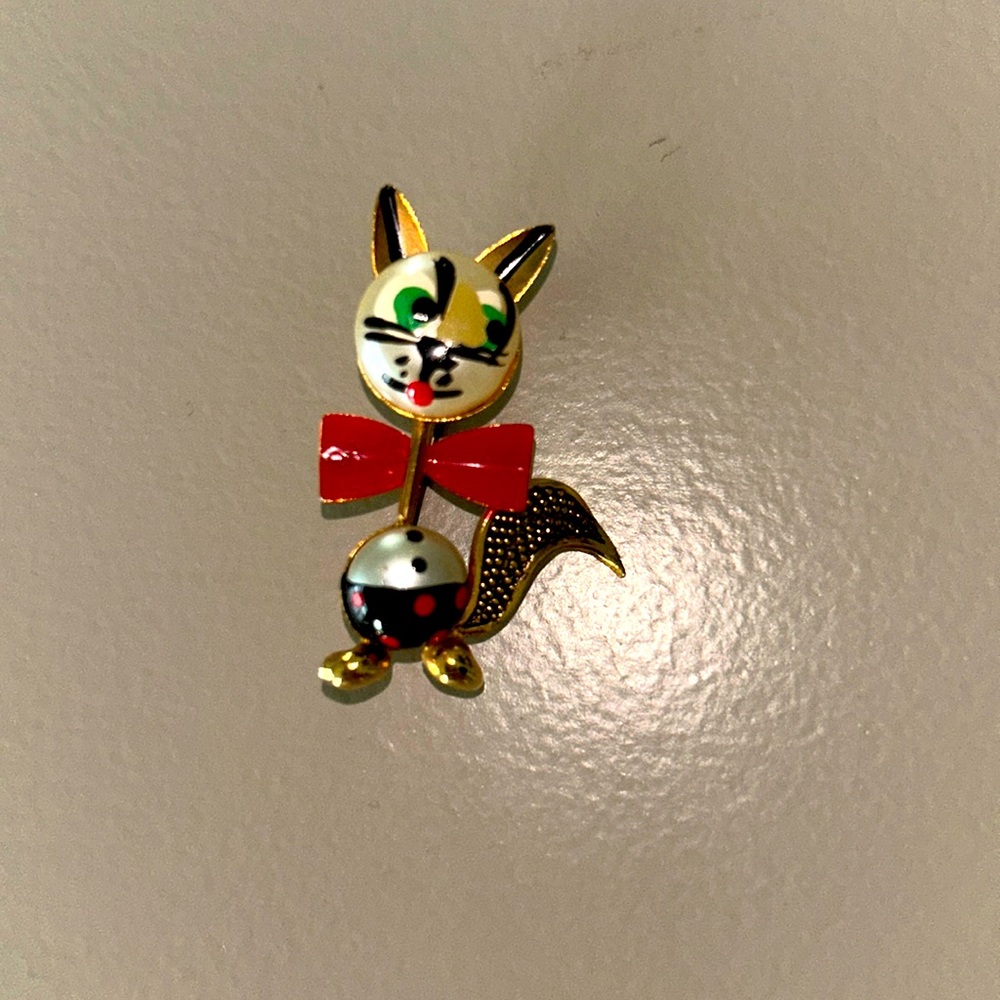 Vintage 1950s adorable cat pin with red bow tie.